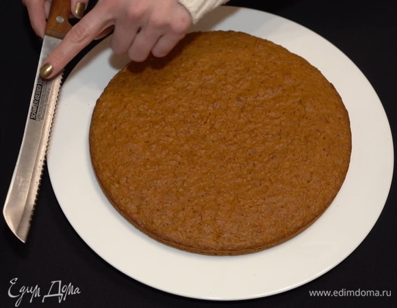 Все коржи получаются одинаковой высоты, но сверху есть небольшой бугорок. Его и верхний слой коржа нужно срезать при помощи ножа-пилы.