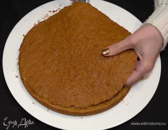 Режется корж очень легко.