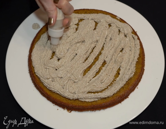 Для нанесения крема используем обычный кондитерский мешок с насадкой, чтобы толщина крема была одинаковой. Наносим крем на срезанную поверхность.