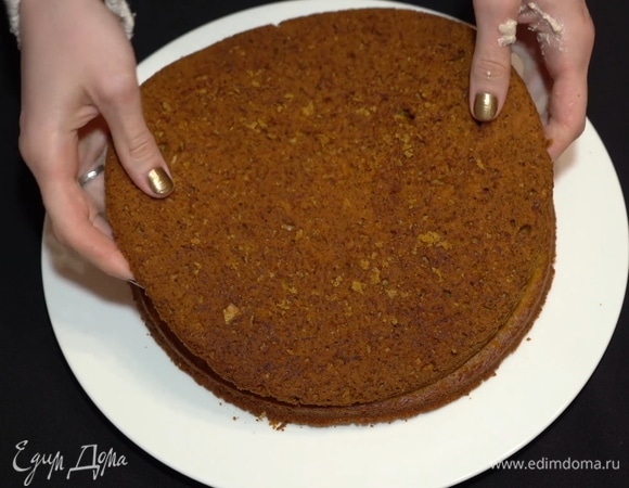 Наносим слой крема между коржей и сверху ставим следующий корж. Затем опять наносим крем, повторяем все то же самое. То есть формируем тортик. Самый верхний корж ставим дном вверх, чтобы эта часть была ровной.