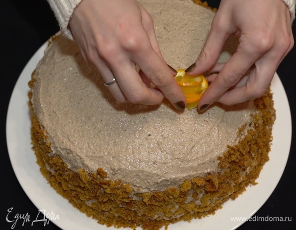 Украшаем бока готового торта измельченной бисквитной крошкой.