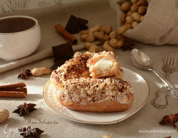 Осталось только приготовить ароматный чай или кофе и лакомиться в кругу близких и друзей чудесными эклерчиками.