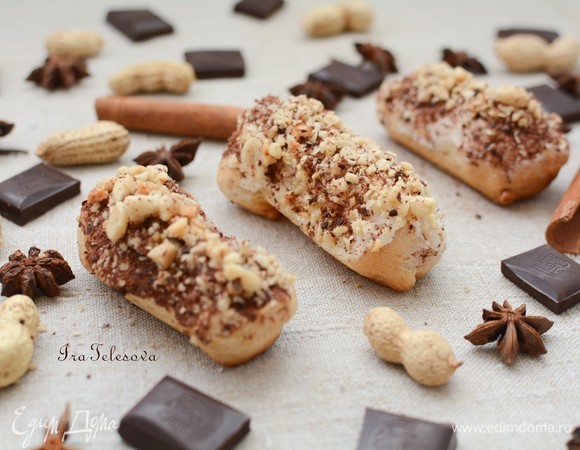 Каждое пирожное сверху я смазала кремом, чтобы орехи и шоколад не осыпались. И щедро посыпала орехами и шоколадом. Можно и в крем добавить орешки. А можно верх эклера украсить кремом, используя фигурные насадки шприца. В любом случае будет очень-очень вкусно!