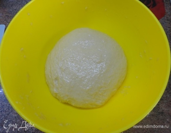 Яйца взбиваем с сахаром и солью и выливаем к опаре. Перемешиваем, добавляем муку, замешиваем довольно тугое тесто. Вымешиваем минут 5, затем начинаем вмешивать мягкое сливочное масло. Вымешиваем, пока тесто не начнет отставать от стенок посуды и от рук. Оставляем для подъема в 2–2,5 раза.