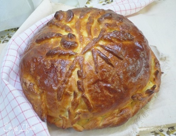 Смазываем яйцом и выпекаем 35–40 минут при температуре 180°C. При необходимости накройте каравай влажной пекарской бумагой.
