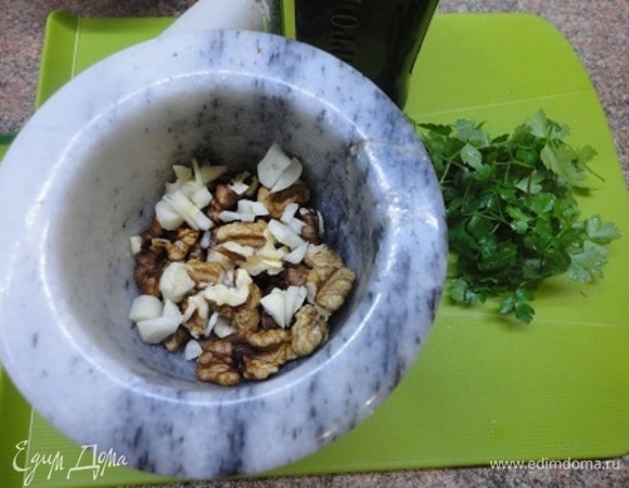 Для соуса перетереть все в ступке.