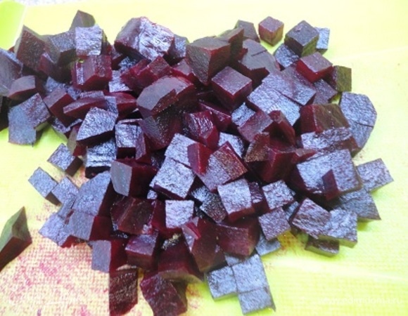 Свеклу нарезать кубиками. Так же — сыр фета.