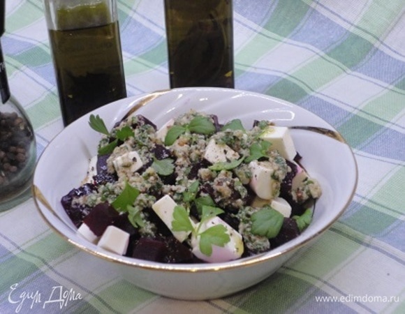 Соедините свеклу с сыром, добавьте соус и перемешайте.