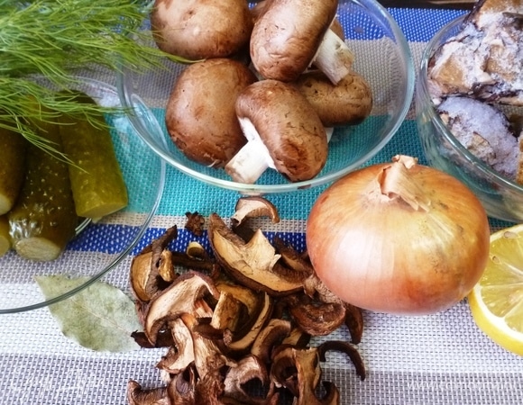 Подготовить ингредиенты для кальи. Из грибов у меня — сухие моховики, смесь замороженных подосиновиков, а также белые и шампиньоны, куда ж без них. Но подойдут любые лесные грибы. Соленых огурцов берите столько, чтобы вам было вкусно. Они же бывают разными по соли и по кислоте, так что мои 4 огурца — условное количество.