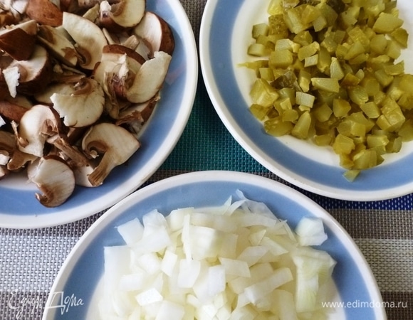Лук, соленые огурцы и шампиньоны нарезать.