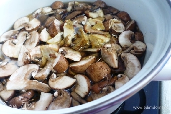 Сухие грибы предварительно замочить на 40–60 минут. В кастрюлю налить воды (я готовила в двухлитровой кастрюле) и отправить в нее все грибы. Довести до кипения и варить 30 минут.