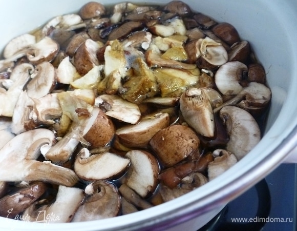 Сухие грибы предварительно замочить на 40–60 минут. В кастрюлю налить воды (я готовила в двухлитровой кастрюле) и отправить в нее все грибы. Довести до кипения и варить 30 минут.