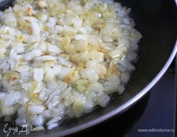 Пока обжарить лук до золотистого цвета. Берите крупную луковицу.