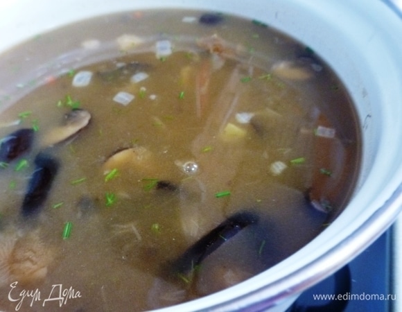 В грибной бульон выложить заправку и хорошо размешать. Довести до кипения и варить 10 минут.