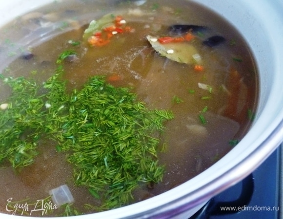 Нарезать укроп и чили. Добавить в калью вместе с лавровым листом. Всыпать сахар и соль, если надо. Можно для аромата влить пару ложек сока лимона. Когда закипит, выключить огонь.