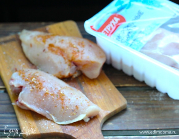 Филе куриное ТМ «Петруха» вымыть, хорошо обсушить, посыпать солью и перцем. Отставить.