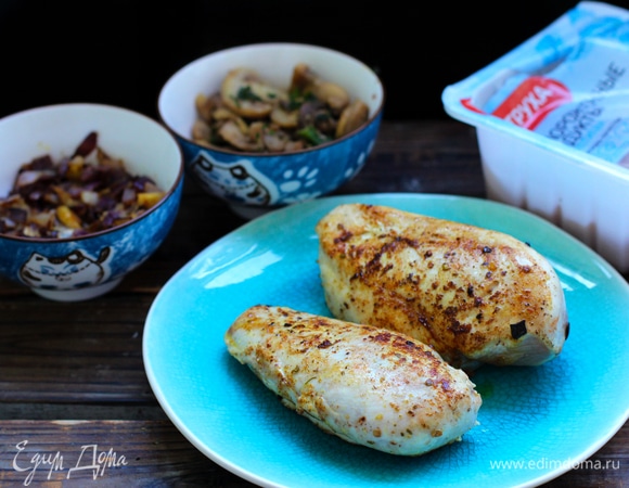 Грибы нарезать. Если они заморожены, разморозить и хорошо отжать. Петрушку нарубить. Растопить 1 ложку масла в сковороде. Нашинковать луковицу. Обжарить лук до румяности. Выложить на тарелку. Растопить еще 1 ложку масла. Обжарить слегка грибы, влить вино и чуть их посолить, добавить петрушку и обжарить до выпаривания жидкости. Снять с огня и выложить на отдельную тарелку. Растопить последнюю ложку масла и обжарить на нем филе до корочки с обеих сторон. Снять сковороду с огня.