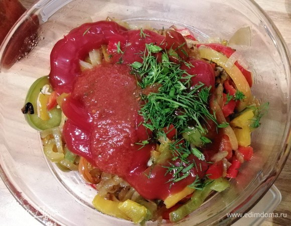 Маринад, в основном, состоит из кетчупа. На ваш вкус можно добавить любимую зелень, соль, перец, любой томатный соус и сладость в виде меда или кленового сиропа. Повторюсь, что все ингредиенты на ваш вкус.