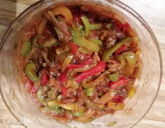 Все ингредиенты смешать с обжаренными овощами, оставить мариноваться на сутки. Маринада должно быть достаточное количество, чтобы все овощи были им покрыты. Как на фото.