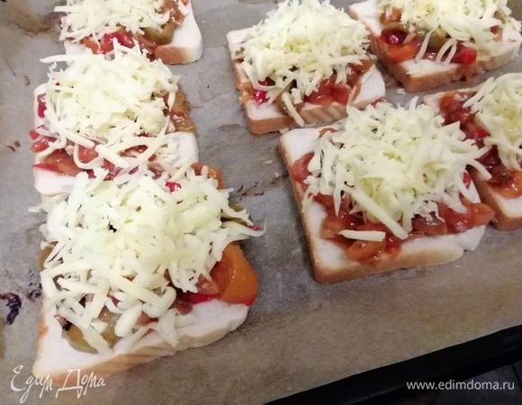 На противень выложить хлеб для тостов, на него — маринованную смесь овощей, сверху — сыр. У меня из данного количества овощей получилось 7 сэндвичей. Запекать в заранее разогретой до 200°C духовке 15 минут.