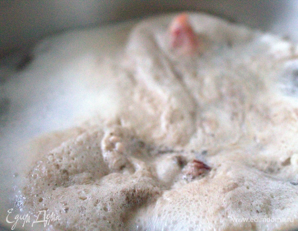 Залить водой, довести до кипения и снять пену. Посолить. Бросить перец горошком.