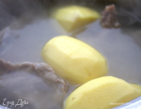 Позже поместить в бульон 2–3 целиковые картофелины.