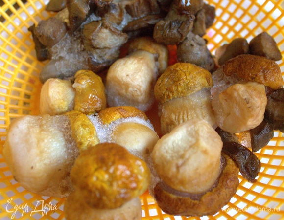 Грибы, если замороженные, положить на сито.