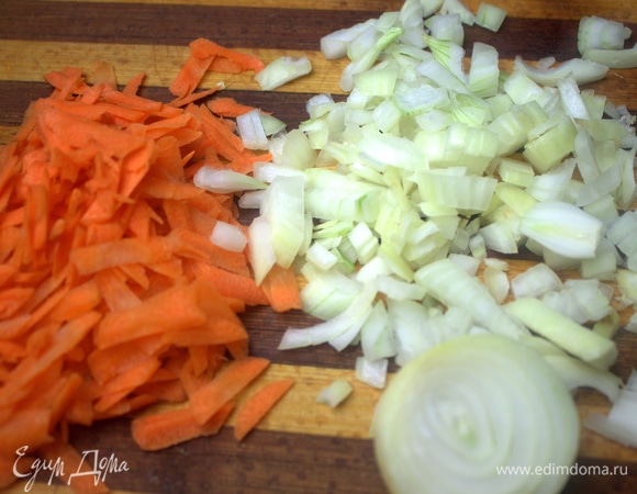 Натереть крупно морковь и нашинковать луковицу. Можно порей. Поставить на огонь обжариваться. Желательно еще добавить корень сельдерея.