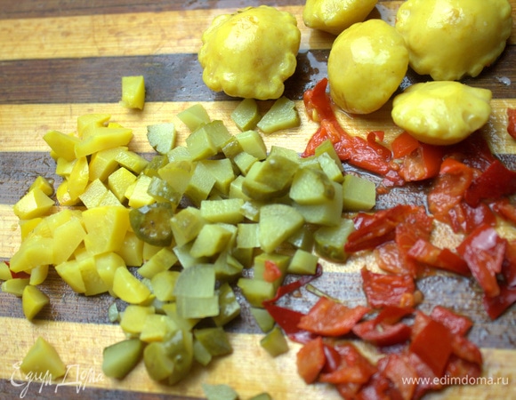 Соленый или маринованный огурец нарезать. У меня в банке ассорти: еще был патиссончик и перец чили. Если чили свежий, то опустить его в суп на 15 минут и достать.