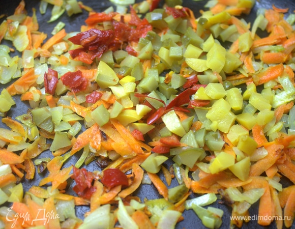 Поместить в обжарку. Добавим 50–70 мл рассола.