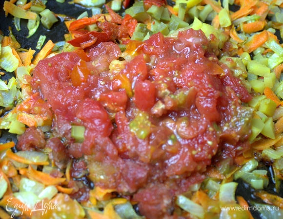 Натереть 1–2 томата без кожицы.