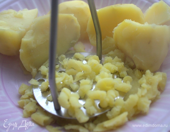 Картофель достать, размять.