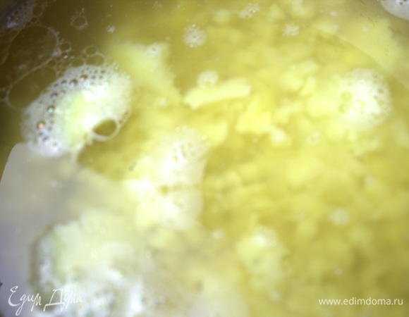 Из бульона достать мясные косточки. Перенести в кастрюлю картофель.