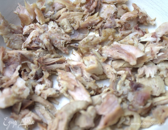 Мясо разобрать и добавить потом тоже.