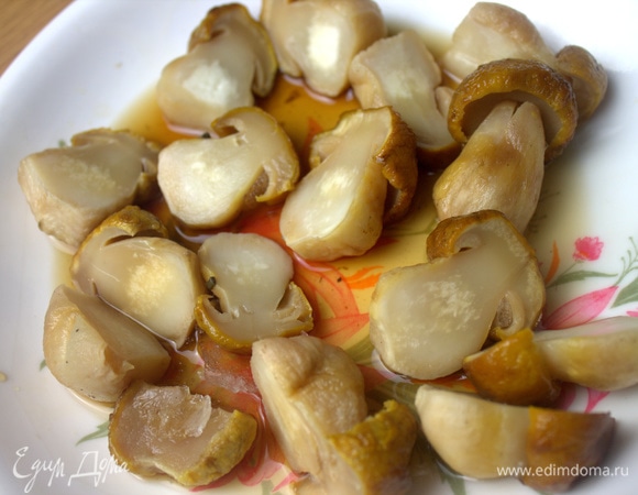 Крупные грибы разрезать вдоль.