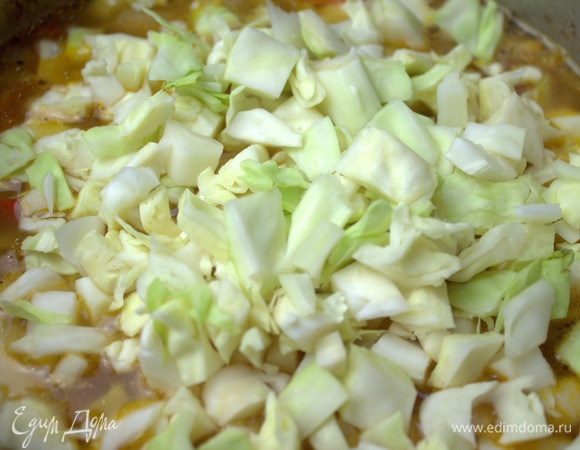 Перенести в кастрюлю. Всыпать сахар.