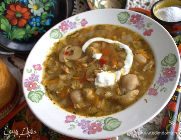 Полить сметанкой.