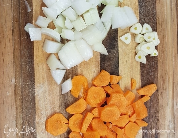 Морковь нарезать полукольцами, лук — крупными квадратиками, чеснок — пластинками.