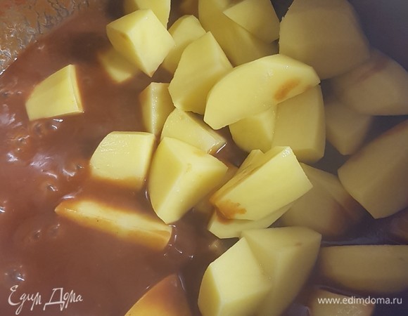 Картофель почистить, нарезать крупными дольками. Добавить к мясу и тушить до готовности. Это займет у вас около 30 минут (все зависит от сорта картофеля).