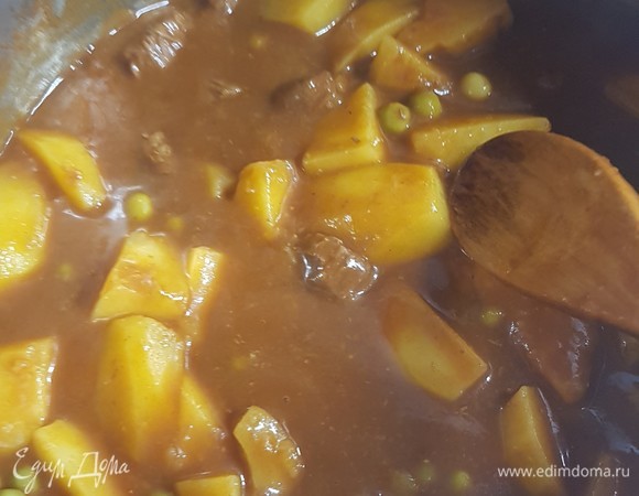 В самом конце добавить зеленые горошек. Прогреть несколько минут, попробовать на соль.