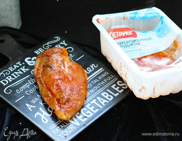 Смешать копченую паприку, чеснок, кайенский перец, соль и масло. Смазать этой смесью куриное филе ТМ «Петруха» и оставить мясо мариноваться на 1 час.