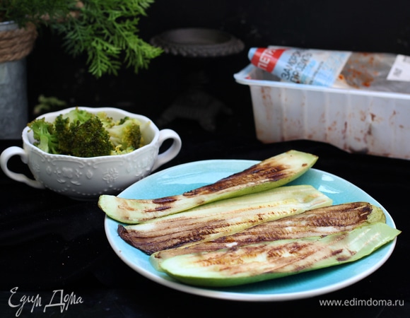 Бланшировать брокколи 2 минуты в кипящей воде, сразу залить ледяной водой, откинуть на дуршлаг. Пожарить пластины кабачков на гриле с каплей бальзамического уксуса. Нарезать кубиками. Остудить. Перловку отварить заранее (в рецепте дан вес уже готовой перловки). Петрушку и зеленый лук порубить. Аккуратно смешать все ингредиенты кроме орехов. Заправить оливковым маслом, соком лимона, солью и перцем.