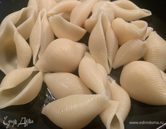 Варю пасту по инструкции на упаковке. В сковородку кладу сливочное масло, пасту. Обжариваю пару минут.