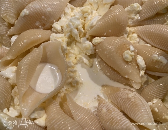 Хорошо перемешиваю, вливаю сливки, добавляю сахар, ванильный сироп. Быстро перемешиваю, чтобы схватился творог с яйцом и сливками.