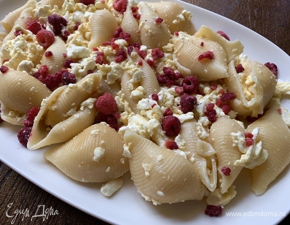 Выкладываю на тарелку, добавляю малину.