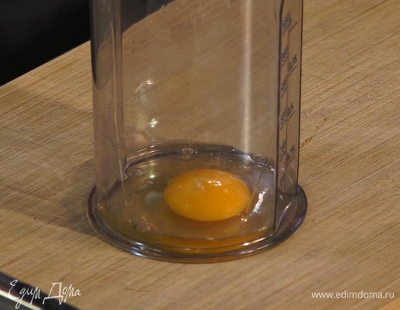 Яйца взбить венчиком.