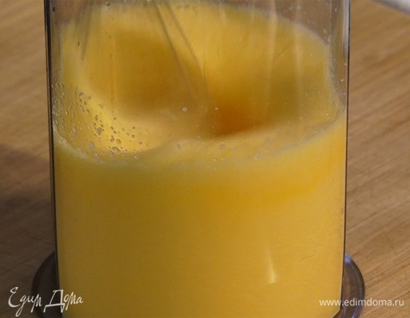 Добавить сахар, взбить.