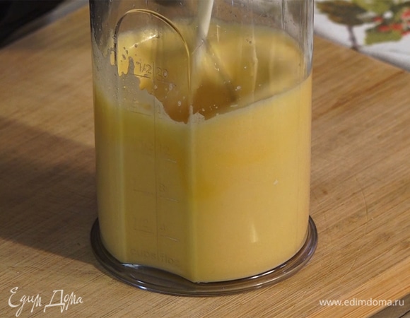 Понемногу влить молоко, продолжая взбивать массу. Добавить ром.