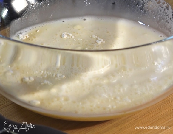 В миску всыпать муку, туда же влить жидкие ингредиенты, все аккуратно смешать.