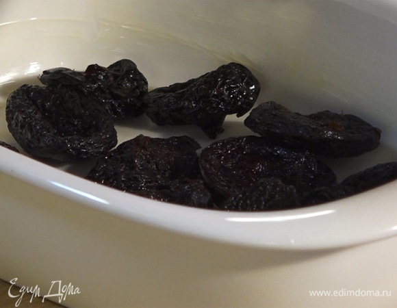 Форму для запекания смазать маслом, на дно выложить чернослив.  
